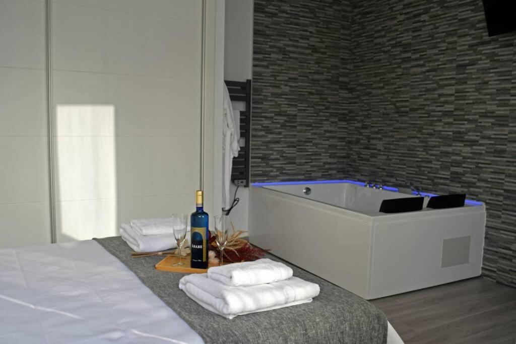 Alojamientos Lola, Suite Con Jacuzzi Беналуп Касас Виехас Екстериор снимка