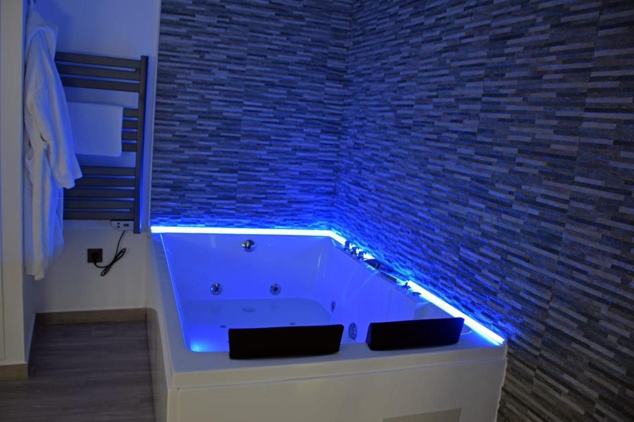 Alojamientos Lola, Suite Con Jacuzzi Беналуп Касас Виехас Екстериор снимка