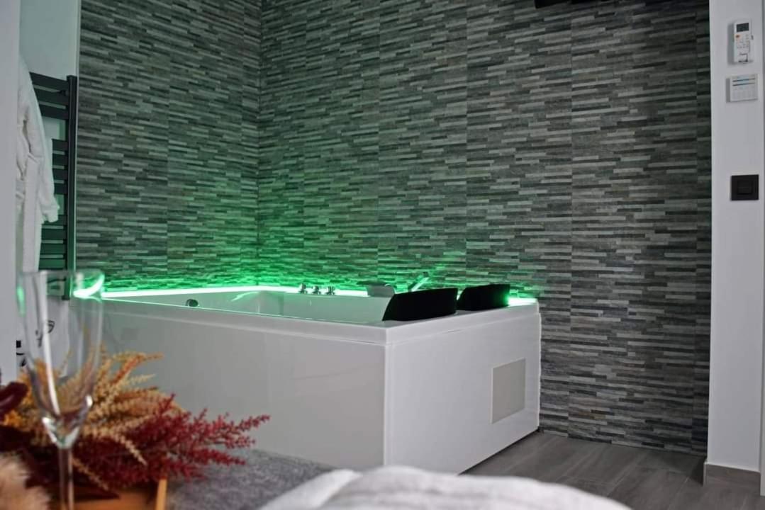 Alojamientos Lola, Suite Con Jacuzzi Беналуп Касас Виехас Екстериор снимка